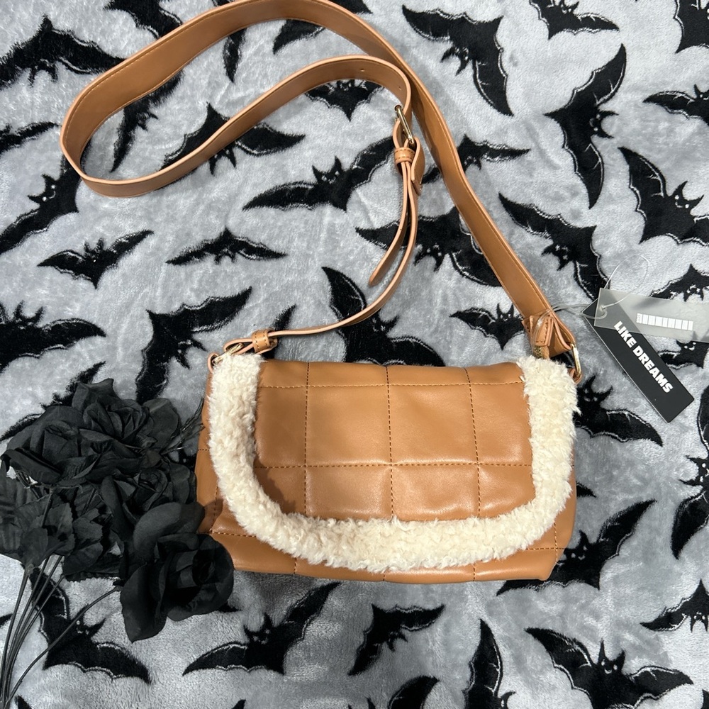 Chic Tan Shoulder Bag with Cream Accent